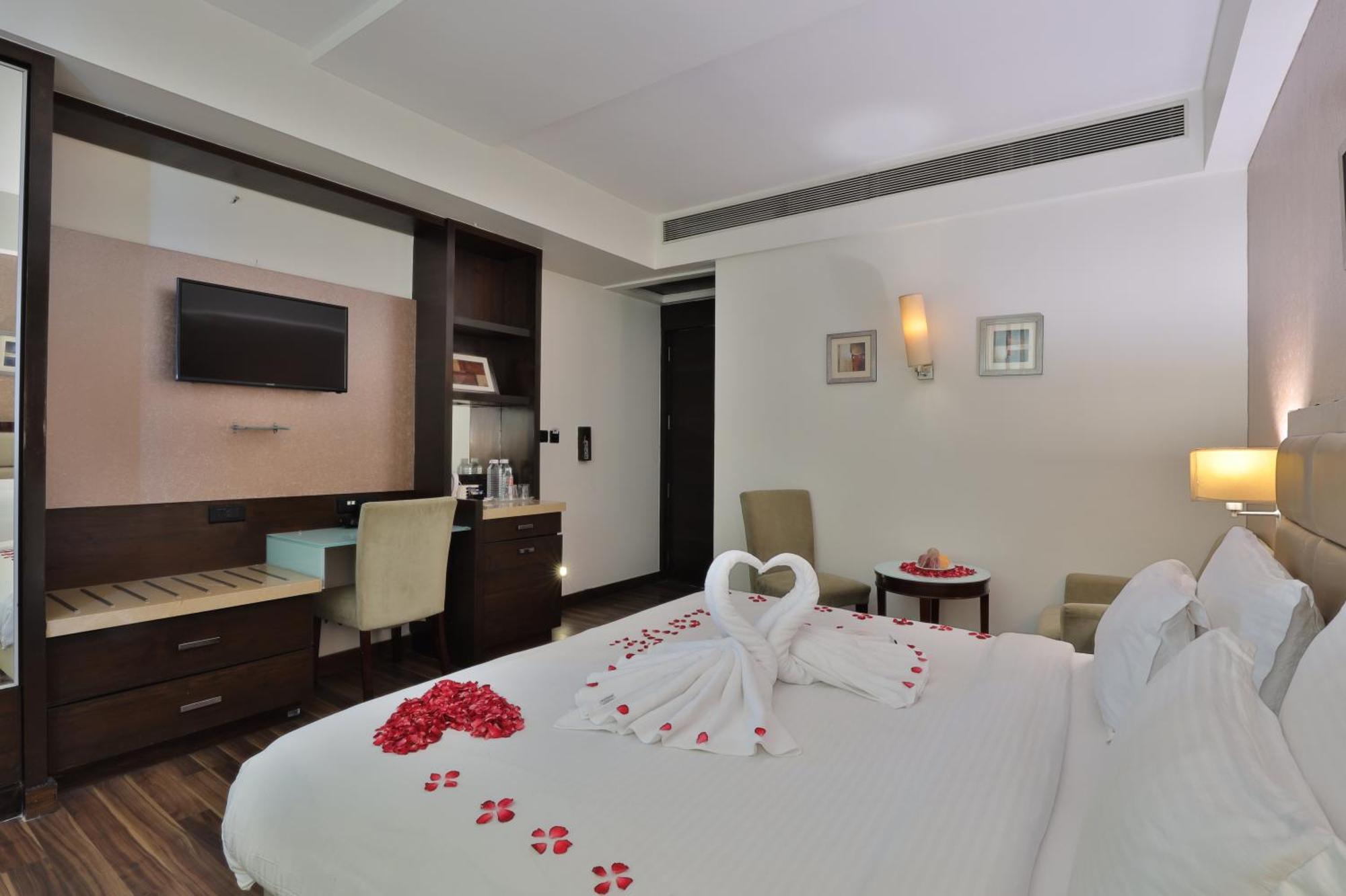 Krios Hotel - Near Sg Highway, Ahmedabad Buitenkant foto