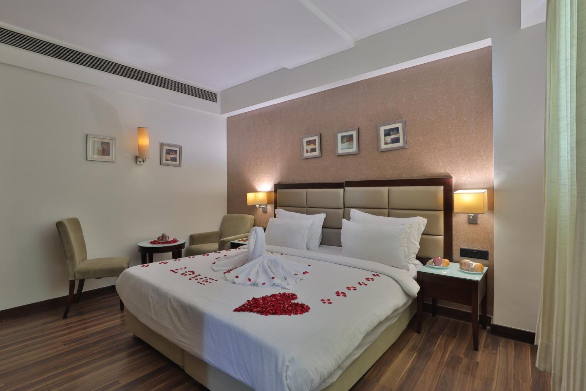 Krios Hotel - Near Sg Highway, Ahmedabad Buitenkant foto