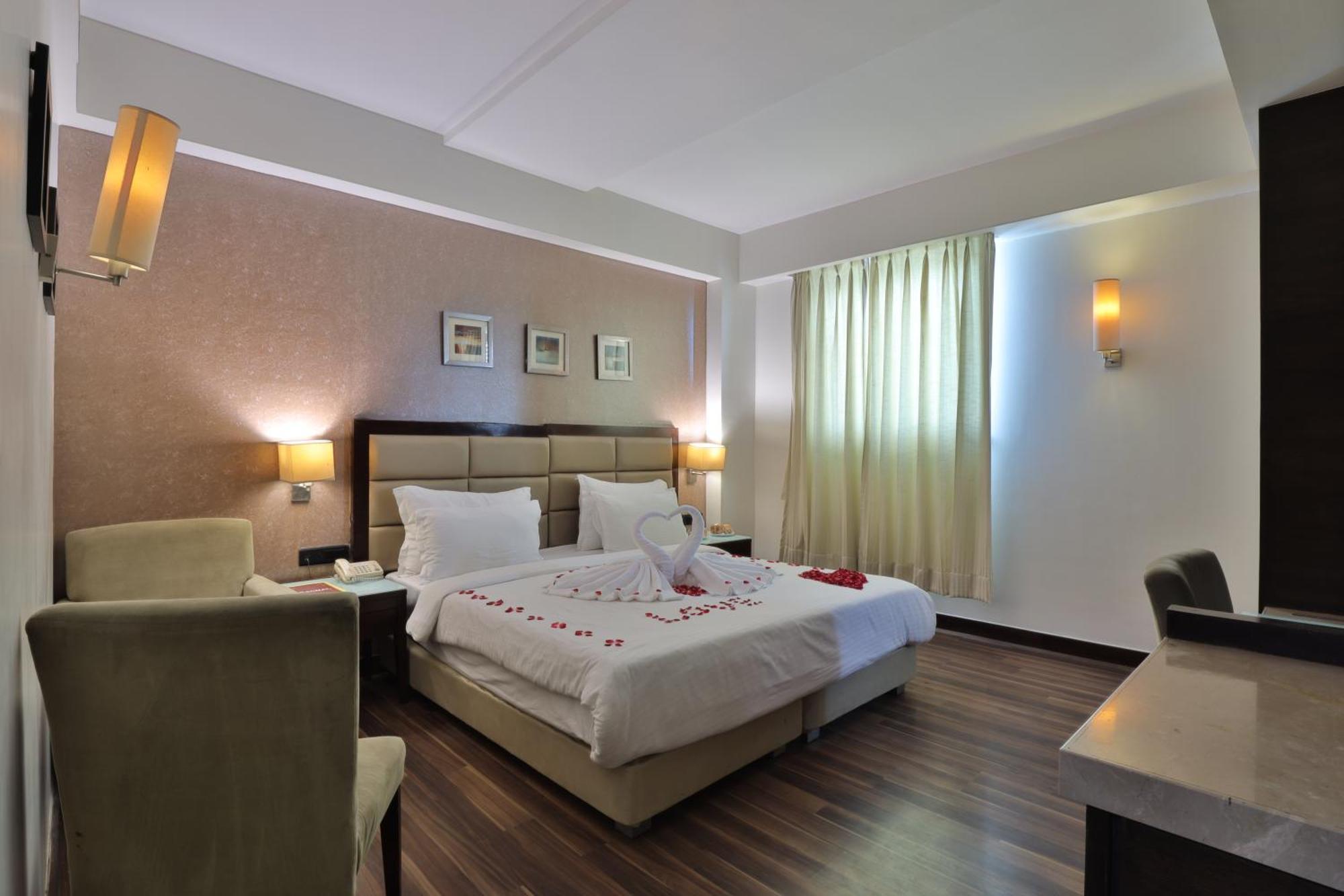 Krios Hotel - Near Sg Highway, Ahmedabad Buitenkant foto