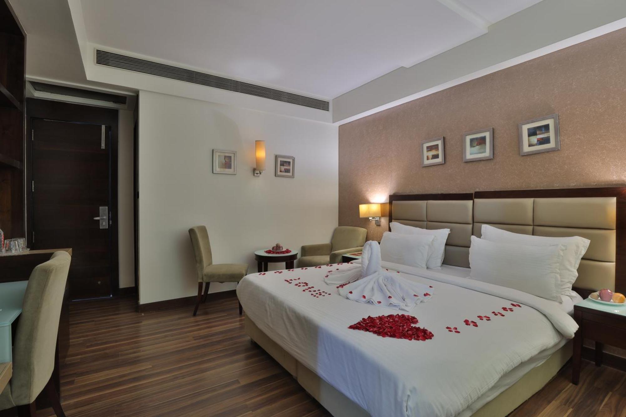 Krios Hotel - Near Sg Highway, Ahmedabad Buitenkant foto
