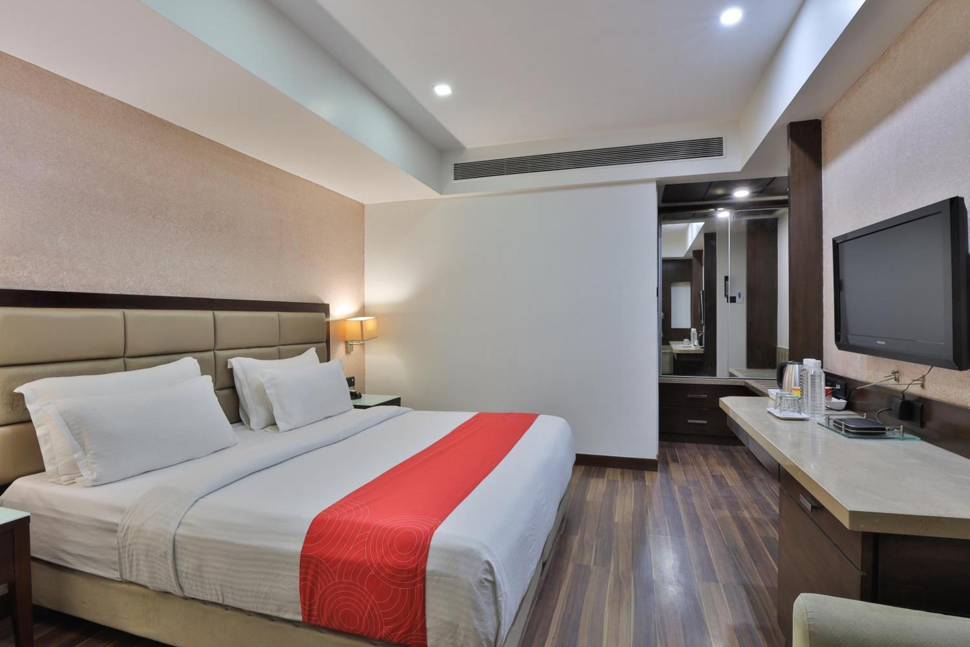Krios Hotel - Near Sg Highway, Ahmedabad Buitenkant foto