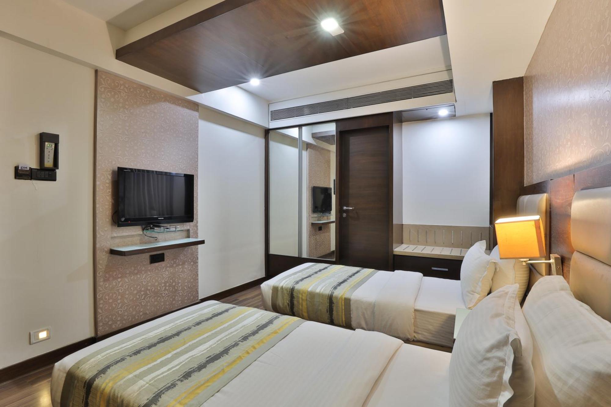 Krios Hotel - Near Sg Highway, Ahmedabad Buitenkant foto