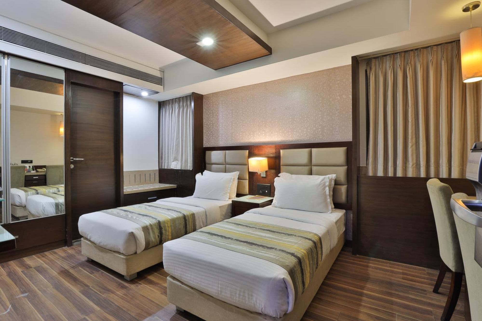 Krios Hotel - Near Sg Highway, Ahmedabad Buitenkant foto